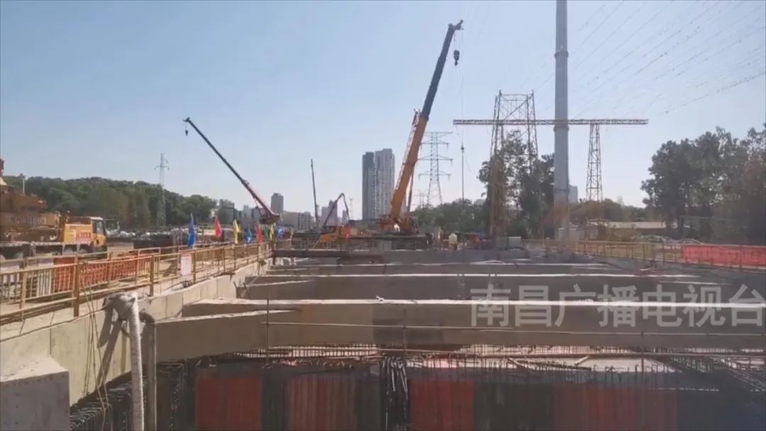 国庆假期不歇工 丹霞大道节点性工程稳步推进_w66国际app