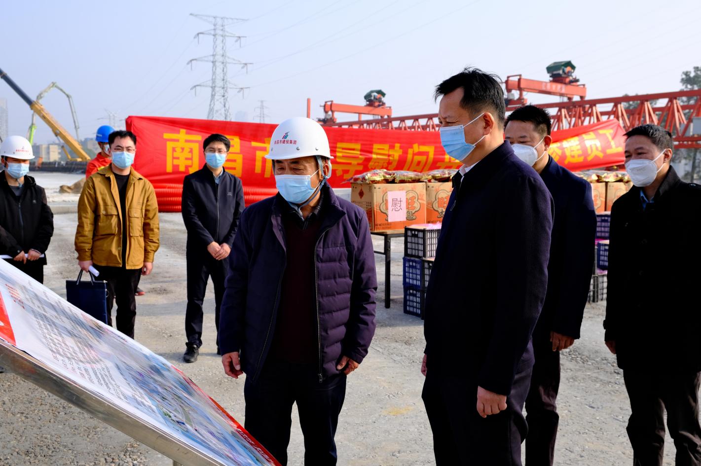市委常委、副市长肖云走访慰问丹霞路项目一线工人_w66国际app