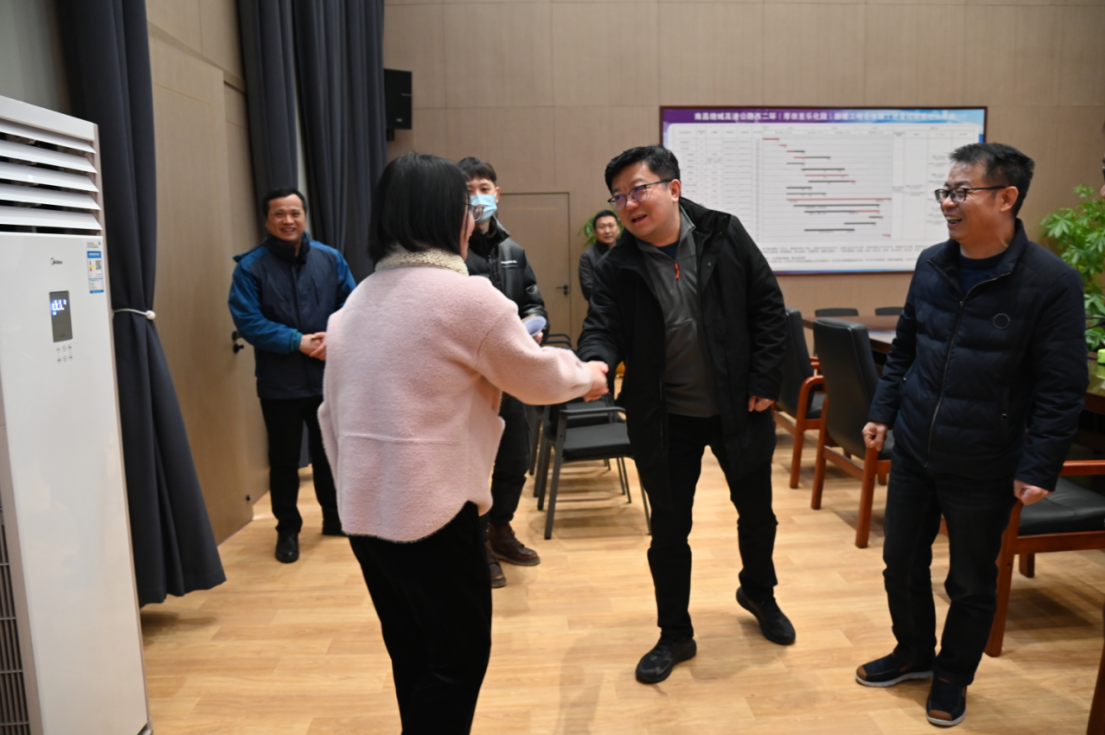 市w66国际app集团党委副书记、总司理章勇走访慰问西二环项目办难题党员_w66国际app