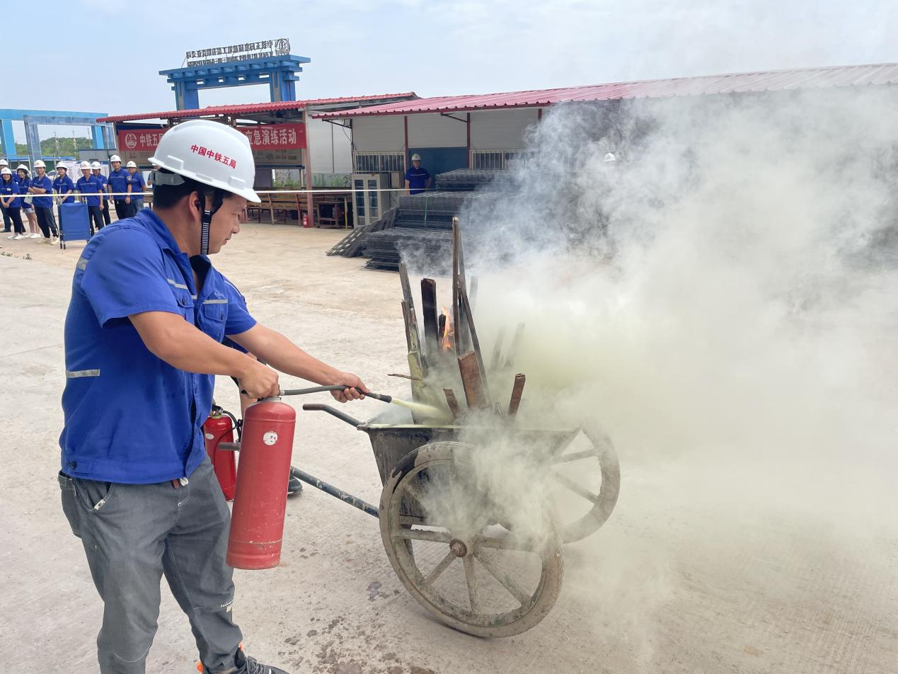 消防演练鸣警钟 清静防线不放松 ——科立异城项目开展“清静生产月”消防应急清静演练_w66国际app